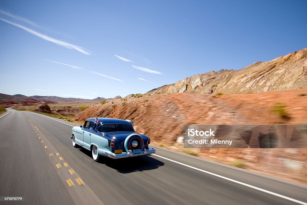 American Vintage samochód na autostradzie - Zbiór zdjęć royalty-free (Samochód kolekcjonerski)