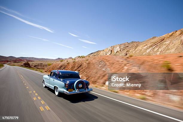 American Vintage Samochód Na Autostradzie - zdjęcia stockowe i więcej obrazów Samochód kolekcjonerski - Samochód kolekcjonerski, Kierować, Jazda
