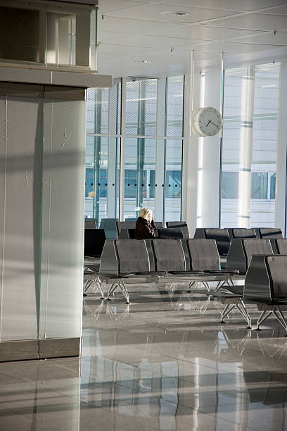 warten am flughafen gate - concepts and ideas travel locations architecture and buildings time stock-fotos und bilder