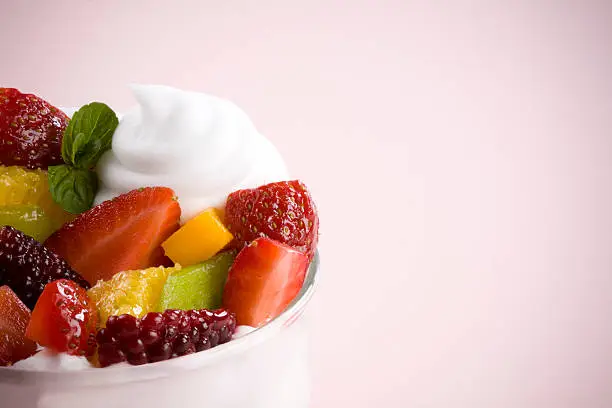 fruits with whipped cream (chantilly)