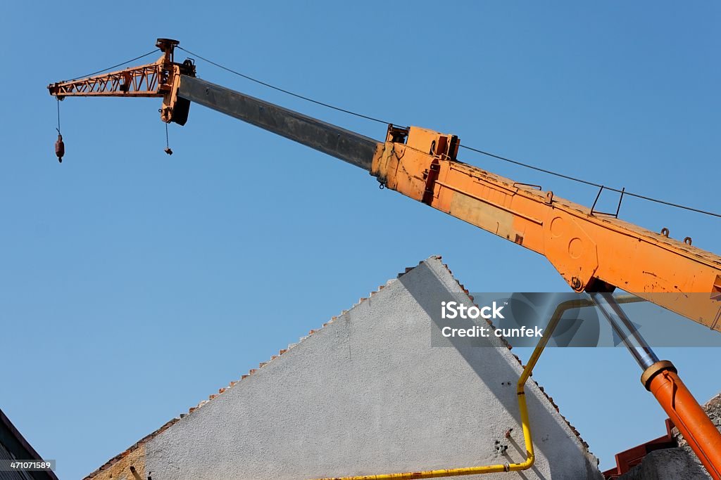 Máquina excavadora destruir en el último piso - Foto de stock de Amarillo - Color libre de derechos