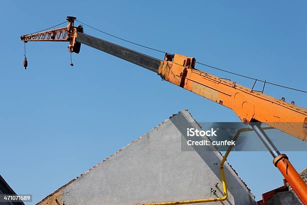 Bulldozer Distruggere Tetto - Fotografie stock e altre immagini di Ampliamento di una casa - Ampliamento di una casa, Attrezzatura, Bluetooth