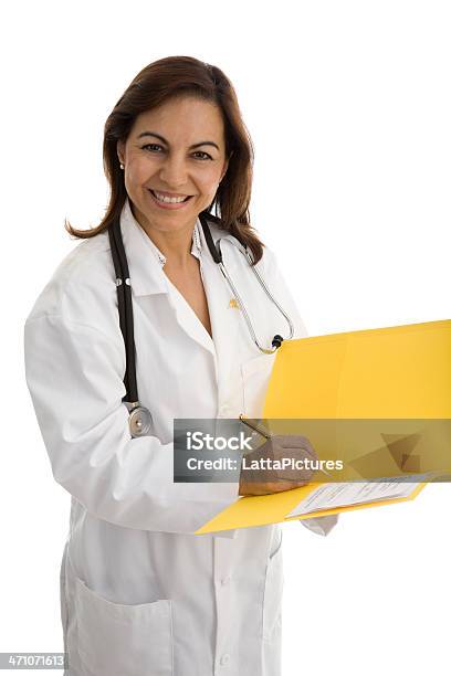 Połowie Dorosła Kobieta Lekarz Trzymając I Piśmie Żółty Folder Plików - zdjęcia stockowe i więcej obrazów Akta