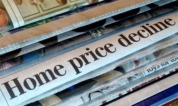 diminuição do preço inicial - bankruptcy foreclosure foreclose newspaper imagens e fotografias de stock