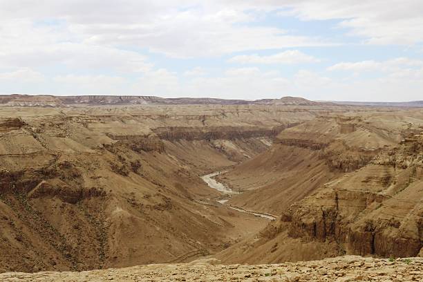 immense rivière dans le désert - eroded water grand canyon of yellowstone river river photos et images de collection