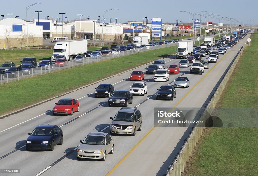 Hora do Rush tráfego na via expressa urbana - Foto de stock de Engarrafamento royalty-free