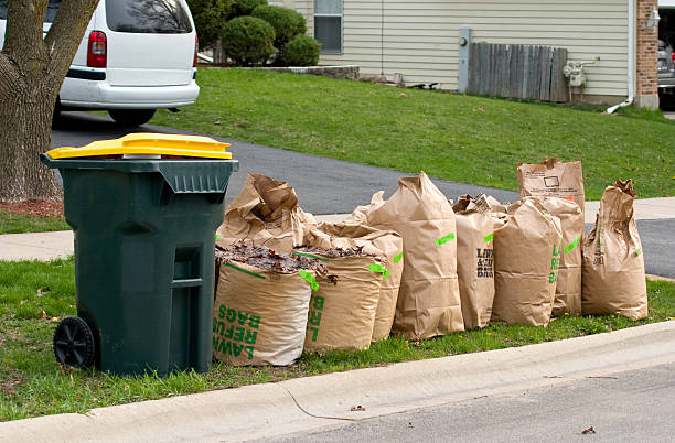 podwórku odpady opakowań trzy - garden waste zdjęcia i obrazy z banku zdjęć