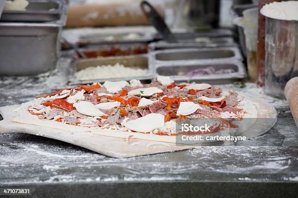 Fogo No Forno De Pizza Fresca Feito A Mão - Fotografias de stock e mais imagens de Pizza - Pizza, Queijo, Salpicar