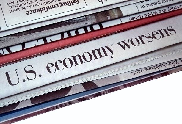 economia s'agrava - newspaper headline finance recession anxiety imagens e fotografias de stock