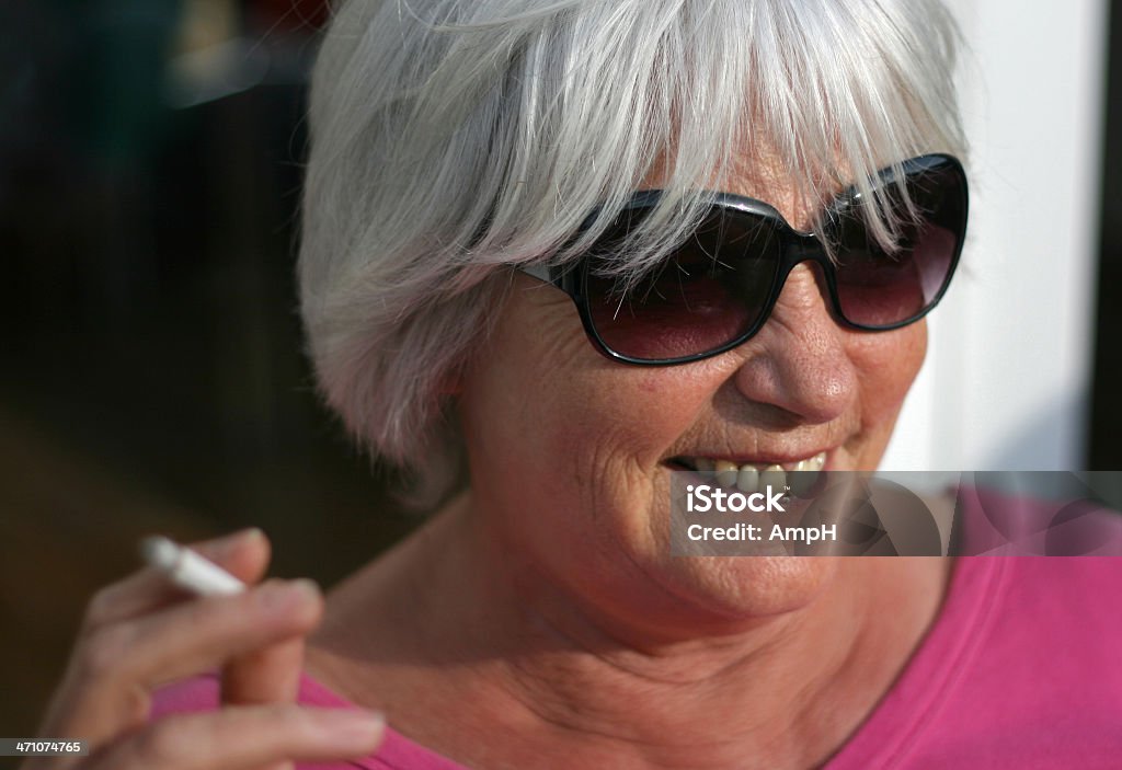 Porträt einer glücklich Senior Frau Rauchen - Lizenzfrei Rauchen Stock-Foto
