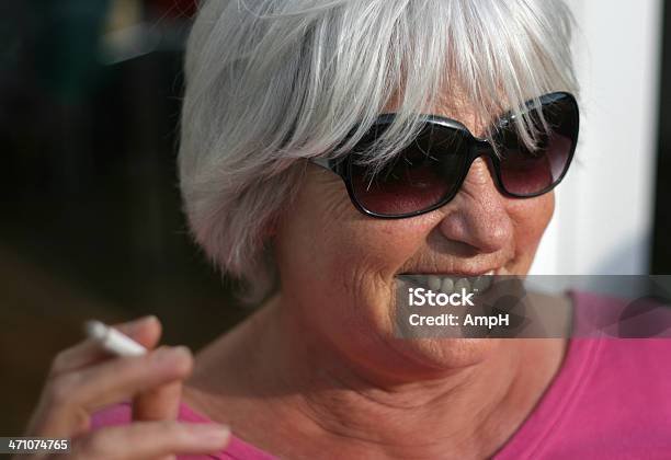 Porträt Einer Glücklich Senior Frau Rauchen Stockfoto und mehr Bilder von Rauchen - Rauchen, 60-69 Jahre, Aktiver Senior