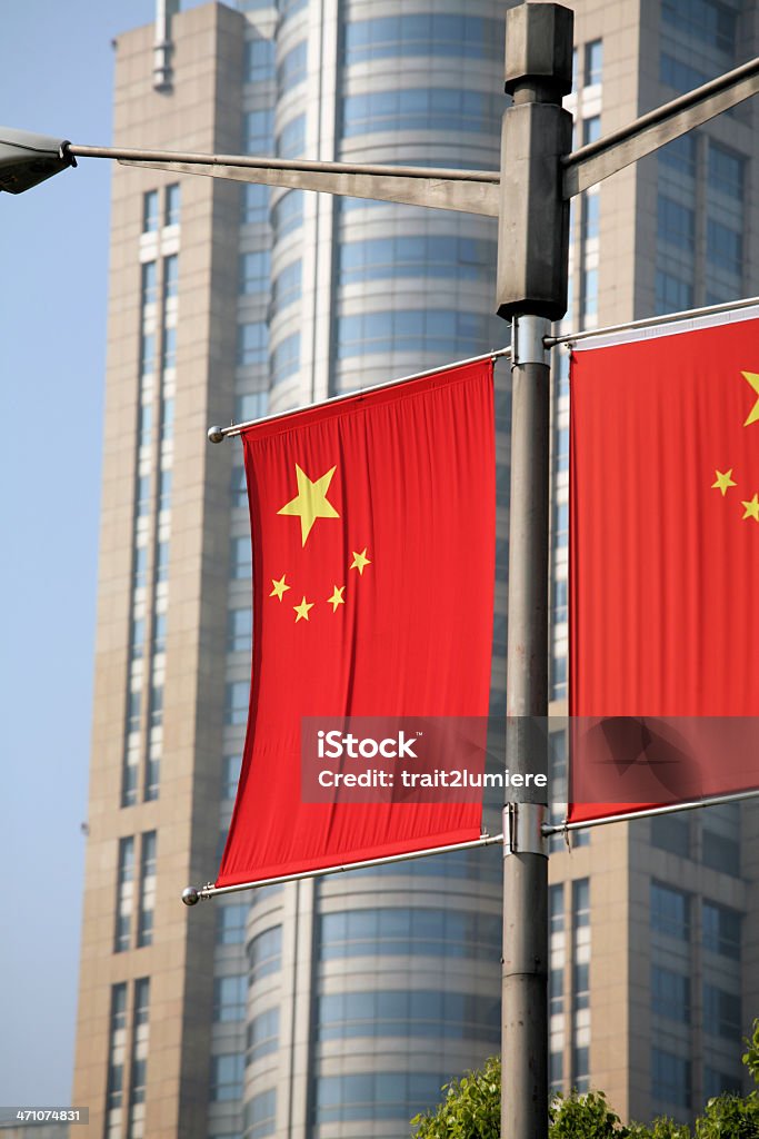 Китайский флаг вблизи людей's площадь в Шанхай, Китай - Стоковые фото Баннер - знак роялти-фри