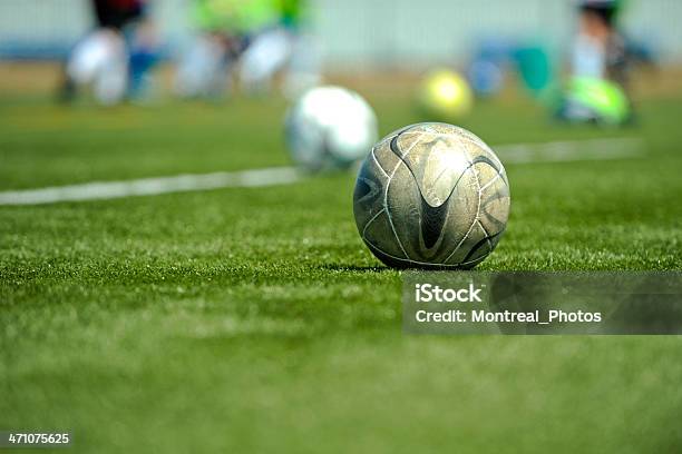 La Palla - Fotografie stock e altre immagini di Allenamento - Allenamento, Calcio - Sport, Calcio junior