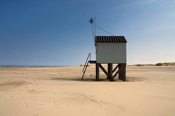 istock Cabin with a view on sand dunes, beach and sea 471076425
