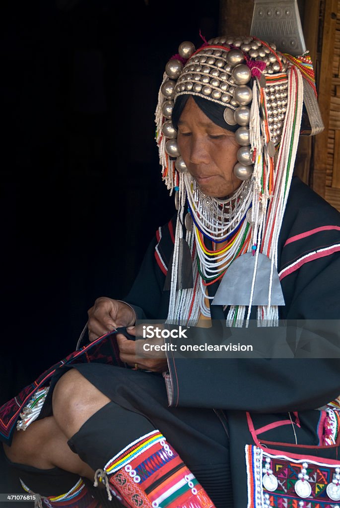 Ethnie Akha femme main coudre - Photo de Coudre libre de droits