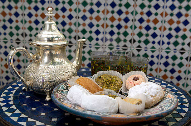 tè e biscotti - morocco tea glass mint tea foto e immagini stock