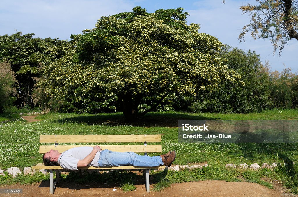 Relax su una panchina nel parco - Foto stock royalty-free di Abbigliamento casual