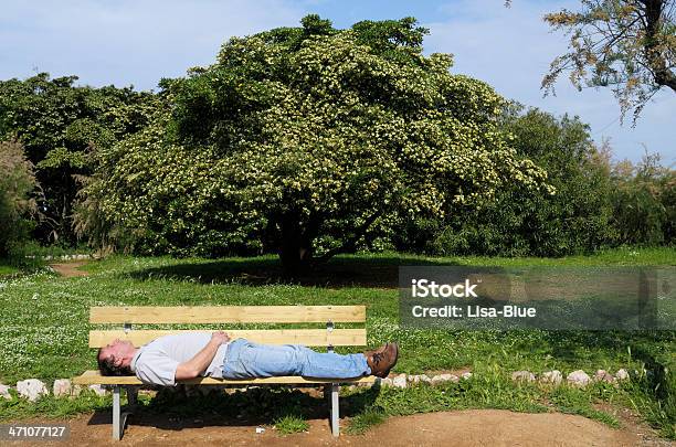 Relax Su Una Panchina Nel Parco - Fotografie stock e altre immagini di Abbigliamento casual - Abbigliamento casual, Adulto, Adulto di mezza età