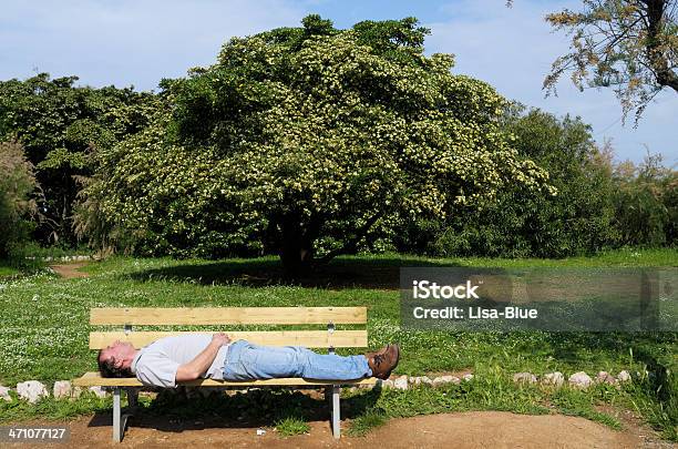 まるで公園のベンチでリラックス - 横たわるのストックフォトや画像を多数ご用意 - 横たわる, 男性, 1人