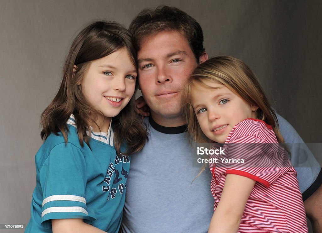 Dwie dziewczynki i ich tata - Zbiór zdjęć royalty-free (Córka)