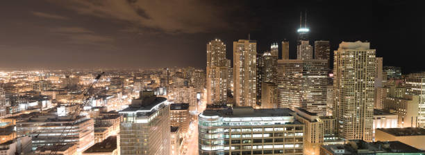 una vista aérea de chicago en la noche (xxl - chicago skyline antenna panoramic fotografías e imágenes de stock