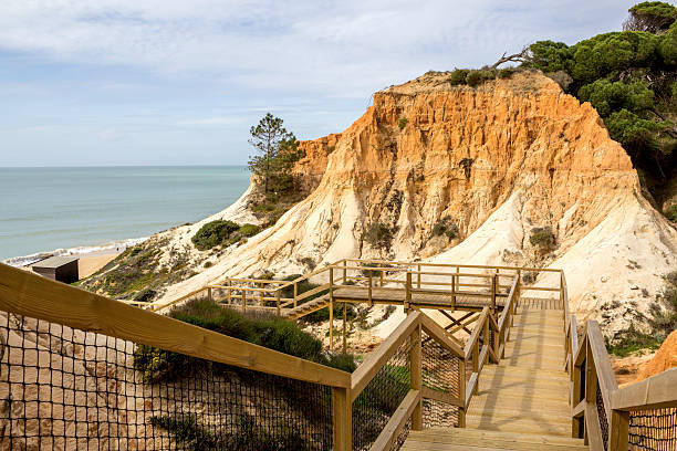 algarve situación footpatch cliff acceso, en la playa de falesia. - acess fotografías e imágenes de stock