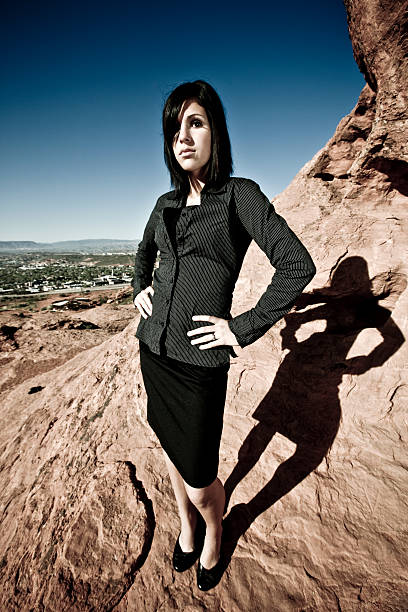 attraente donna d'affari - business straight desert standing foto e immagini stock