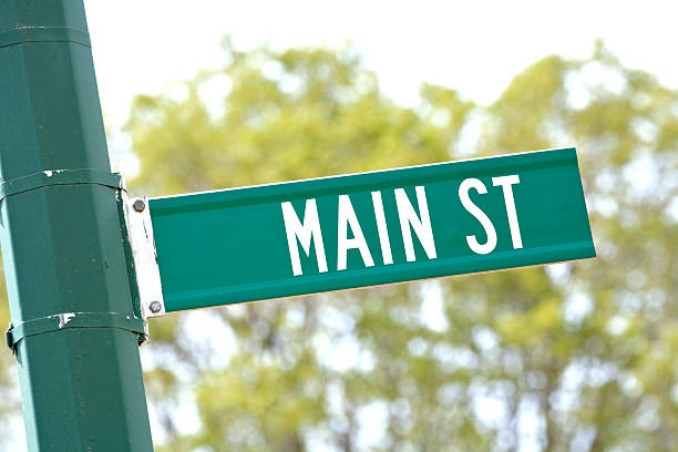 istock Green Main Street Sign on Street Pole 471079603