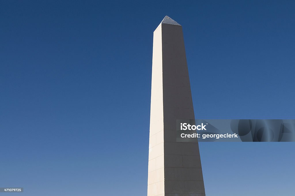 Obelisco simples branco - Royalty-free Alto - Descrição Física Foto de stock