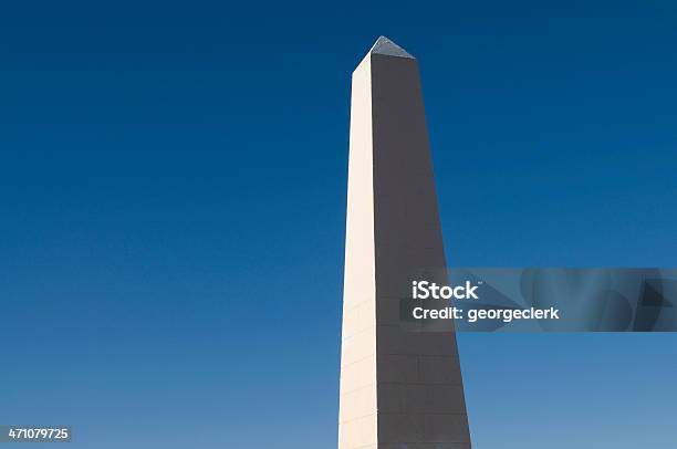 Foto de Simples Branco Obelisco e mais fotos de stock de Alto - Descrição Geral - Alto - Descrição Geral, Arquitetura, Azul