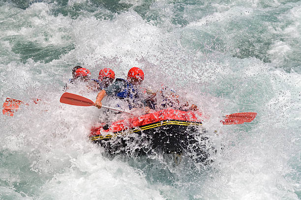 white water rafting auf - white water rafting outdoor pursuit rafting rapid stock-fotos und bilder