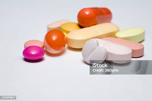 Comprimidos Cápsulas E Pílulas - Fotografias de stock e mais imagens de Amarelo - Amarelo, Analgésico, Antidepressivo