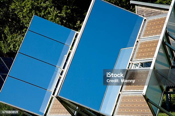 Paneles Solares En Naturaleza Y Medio Ambiente Foto de stock y más banco de imágenes de Acero - Acero, Alemania, Aparatos solares