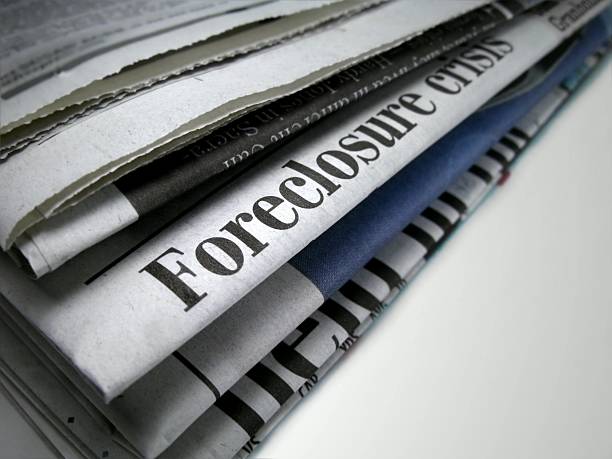 casa execução hipotecária - bankruptcy foreclosure foreclose newspaper imagens e fotografias de stock