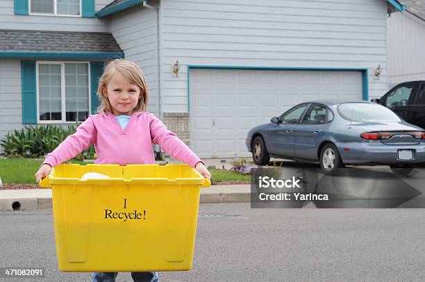Recykling - zdjęcia stockowe i więcej obrazów Dziecko - Dziecko, Odpady, Żółty
