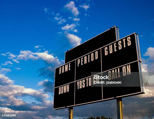 Marcador De Fútbol Foto de stock y más banco de imágenes de Aire libre - Aire libre, Cielo, Color - Tipo de imagen