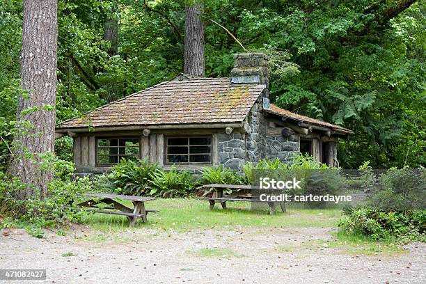 Войдите И Камень Cabin In The Woods — стоковые фотографии и другие картинки Бунгало - Бунгало, Общественный парк, Барак