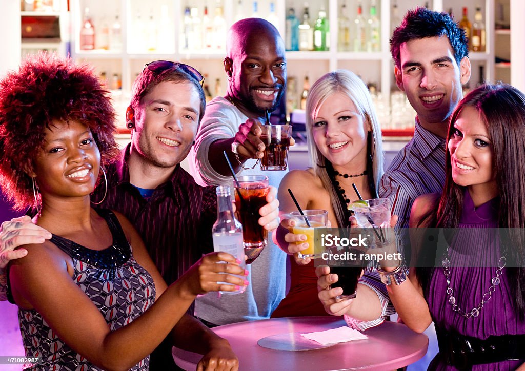 Saúde! Um grupo de amigos no Bar - Foto de stock de 20 Anos royalty-free