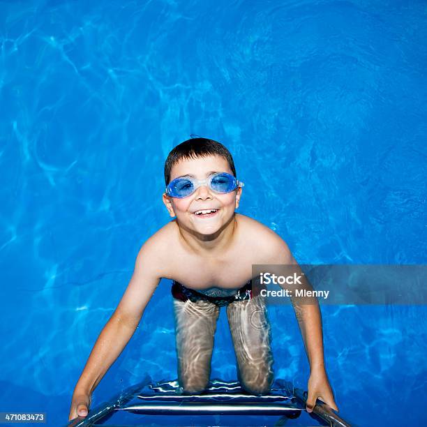 Foto de Menino Piscina No Verão e mais fotos de stock de Alegria - Alegria, Amizade, Atividade