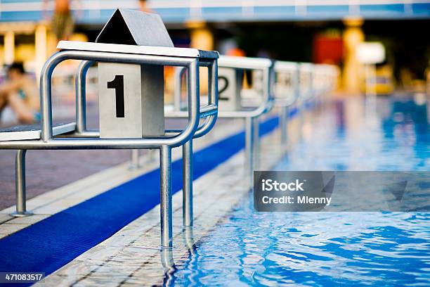 Blocos De Partida Piscina - Fotografias de stock e mais imagens de Ao Ar Livre - Ao Ar Livre, Ao Lado da Piscina, Azul