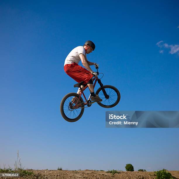 Saltar Mountain Biker - Fotografias de stock e mais imagens de Adulto - Adulto, Ao Ar Livre, Atividade