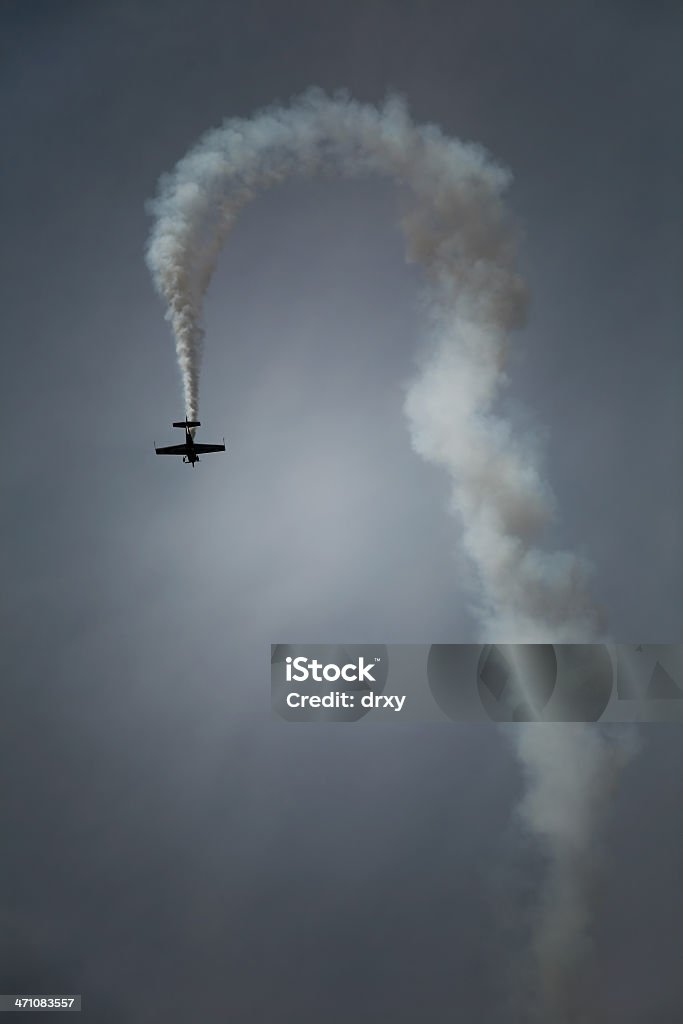 Rastro de avião no céu - Foto de stock de Acrobacia aérea royalty-free