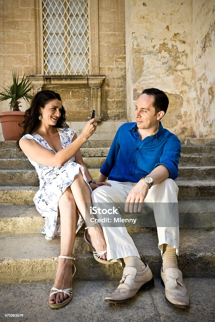 Pareja tomando una foto - Foto de stock de Aclamar libre de derechos