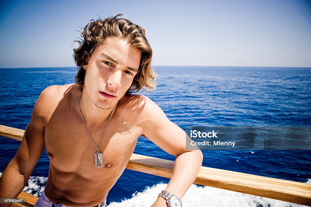 Jeune homme sur le bateau à voile - Photo de Activité de loisirs libre de droits
