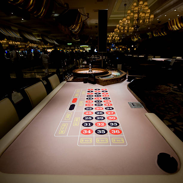 casino mesa de ruleta - roulette table fotografías e imágenes de stock