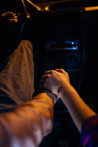 Pareja Mano Tocar En El Dispositivo De Controlador De Un Coche Foto de stock y más banco de imágenes de Agarrados de la mano - iStock Pareja Mano Tocar En El Dispositivo De Controlador De Un Coche Foto de stock y más banco de imágenes de Agarrados de la mano - iStock