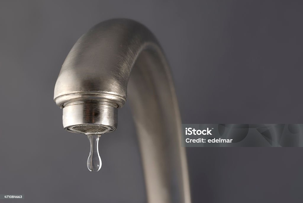 Il gocciolamento di rubinetto - Foto stock royalty-free di Rubinetto