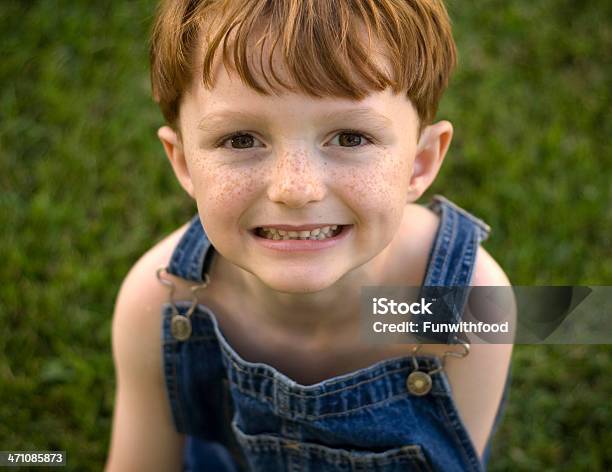 Boy Agricultor Con Preocupado Expresión Foto de stock y más banco de imágenes de 4-5 años - 4-5 años, Aire libre, Ansiedad