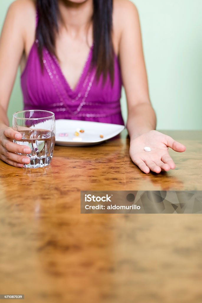 Frau mit Vitaminen - Lizenzfrei Betrachtung Stock-Foto