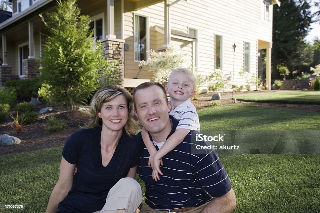 FAMIGLIA FELICE a casa - Foto stock royalty-free di 12-17 mesi